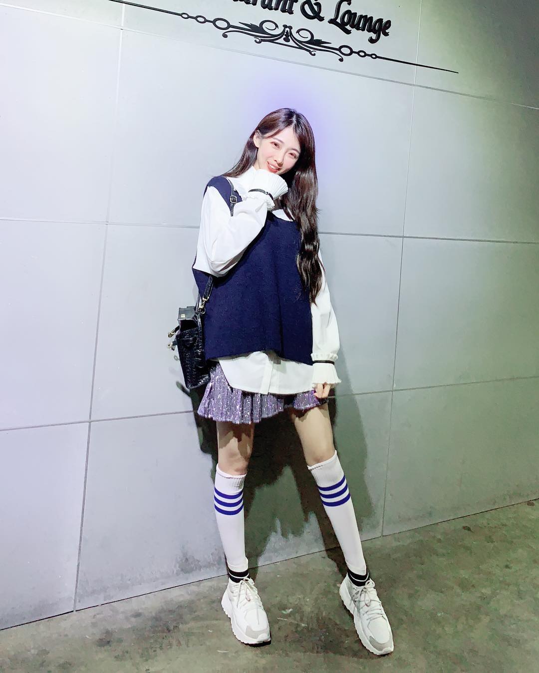 畫畫穿這樣？性感畫家「馨馨」一彎腰呼之欲出讓人看傻了眼