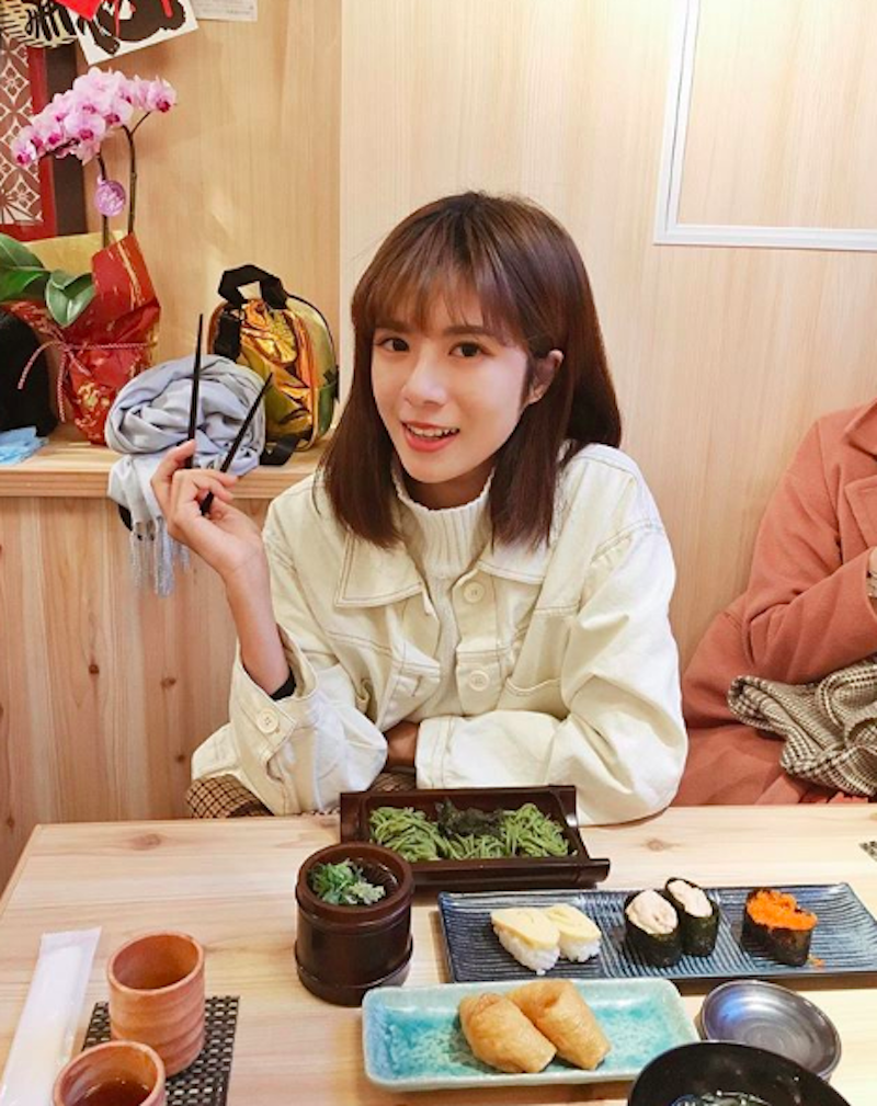 長裙飄逸氣質滿分～校園女神「方唯真」畢業後仙氣逼人 小開中路「若隱若現」太性感