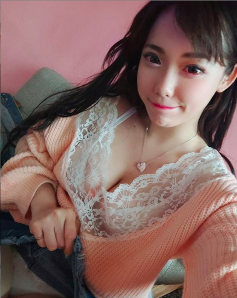 萌系宅女「施莉莉」不只萌還很辣～偷掀小裙子讓你猜猜她今天穿什麼顏色～