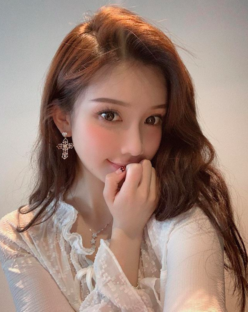 網拍界仙女老闆娘「喜哥」人小志氣高 「蜂腰翹臀」自己當麻豆穩賺不虧！