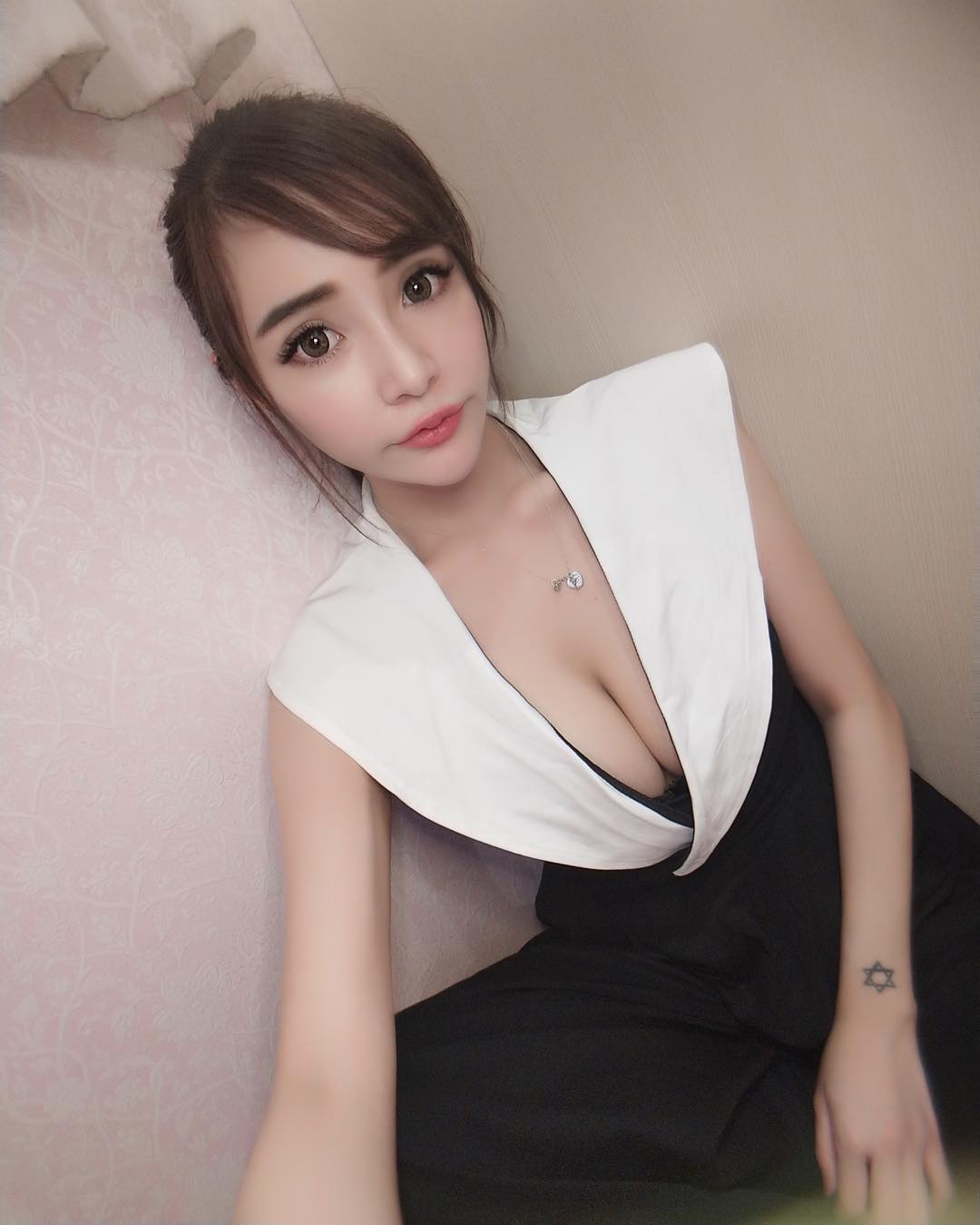峰上峰的綺麗風景太壯觀！「元欣」電流不斷串出，超狂美乳連網友都驚呼簡直是聖母峰！