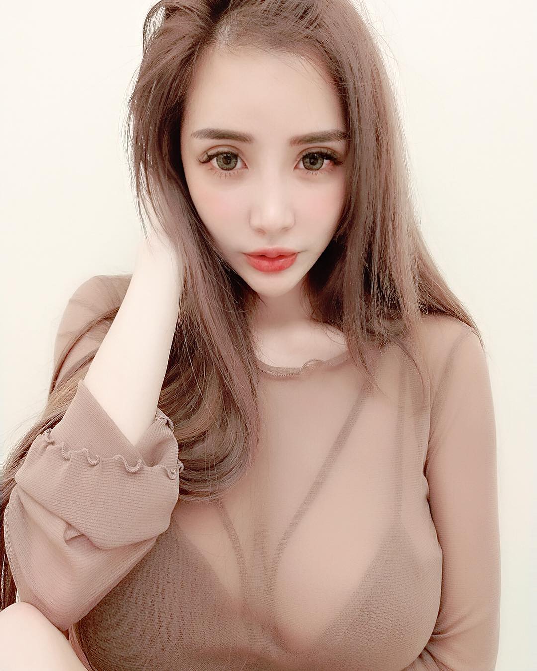 峰上峰的綺麗風景太壯觀！「元欣」電流不斷串出，超狂美乳連網友都驚呼簡直是聖母峰！