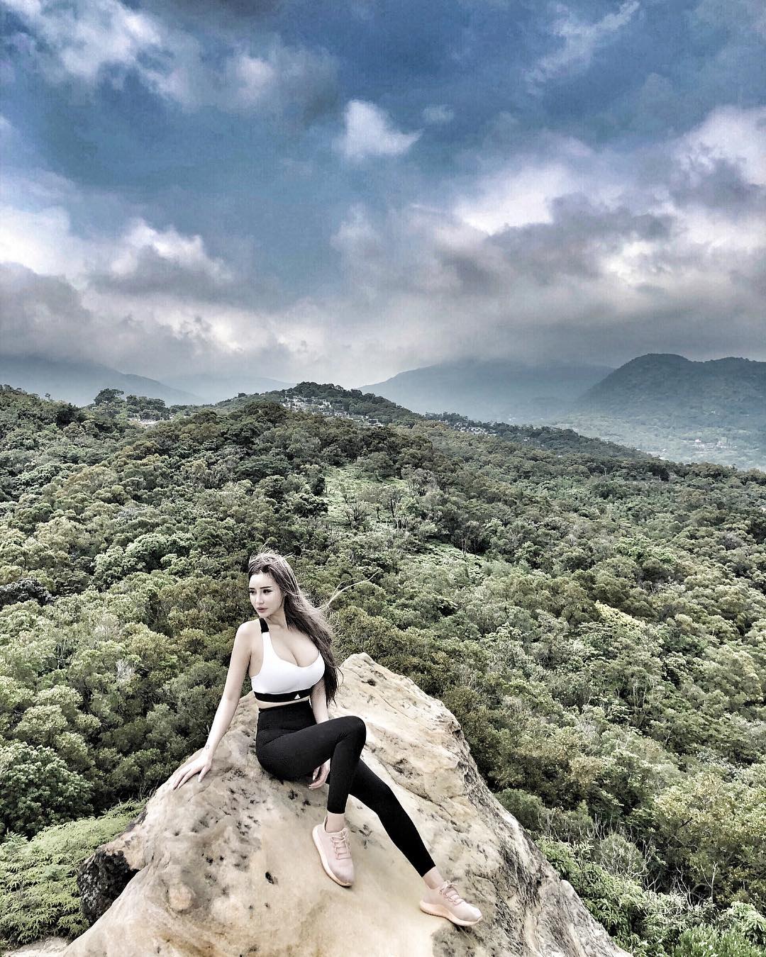 峰上峰的綺麗風景太壯觀！「元欣」電流不斷串出，超狂美乳連網友都驚呼簡直是聖母峰！