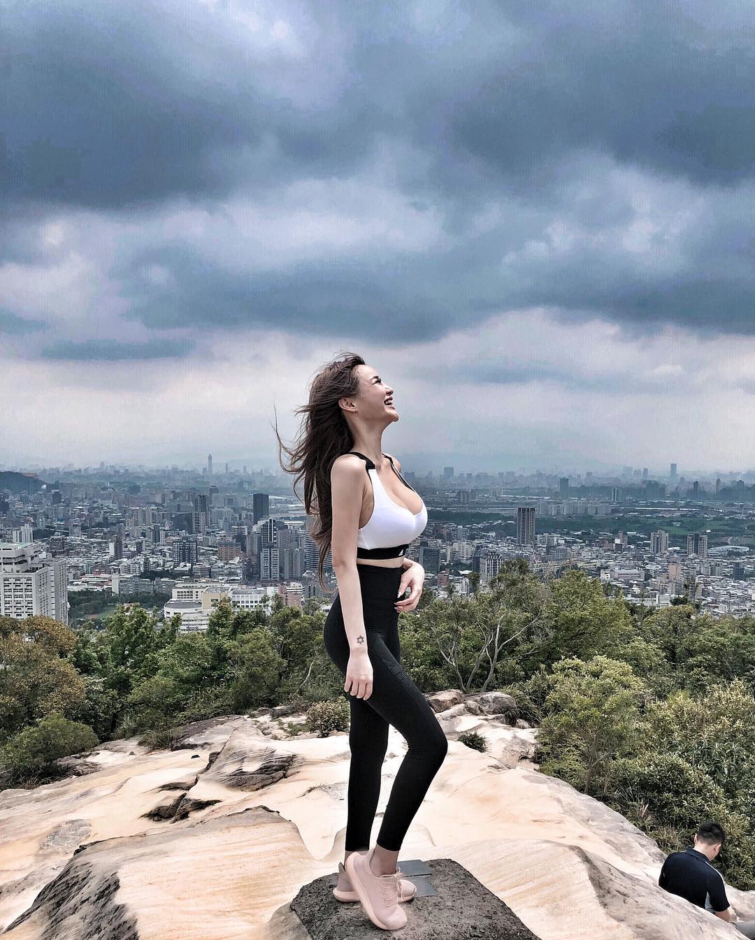 峰上峰的綺麗風景太壯觀！「元欣」電流不斷串出，超狂美乳連網友都驚呼簡直是聖母峰！