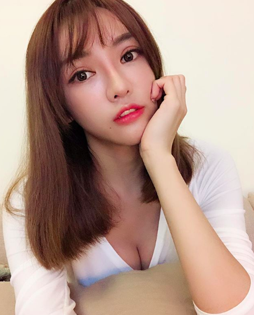 網拍老闆娘「陳咖喀」性感身材擋不住，「事業做好大」畫面太兇了！