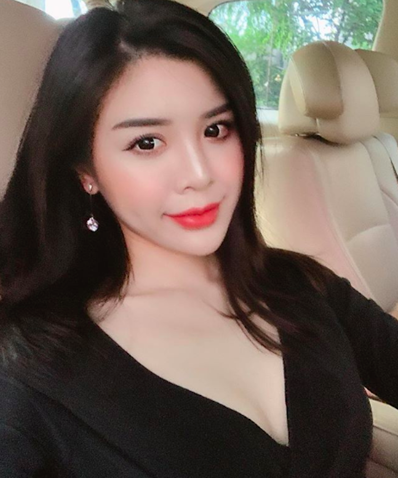 白嫩選美佳麗「Caenne_ng」，床上解放性感挑逗，「細長美腿」超誘人！