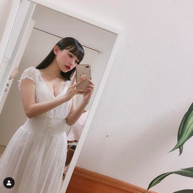 【蜗牛扑克】21歲甜美正妹「Kanami Takasaki」，鏡中自拍展現「深V好曲線」！