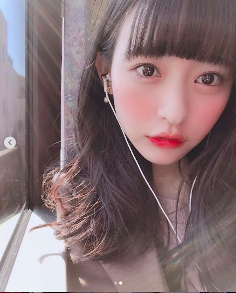 21歲甜美正妹「Kanami Takasaki」，鏡中自拍展現「深V好曲線」！