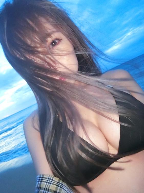 焦點完全模糊！長髮正妹「VivianLiao」吃火鍋也自帶「頂級肉丸」讓人視線盯著猛看