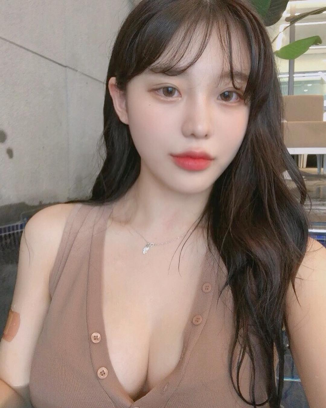 韓國少女「YUNJU」有著要把扣子撐爆的氣勢　白襯衫快擋不住乳量