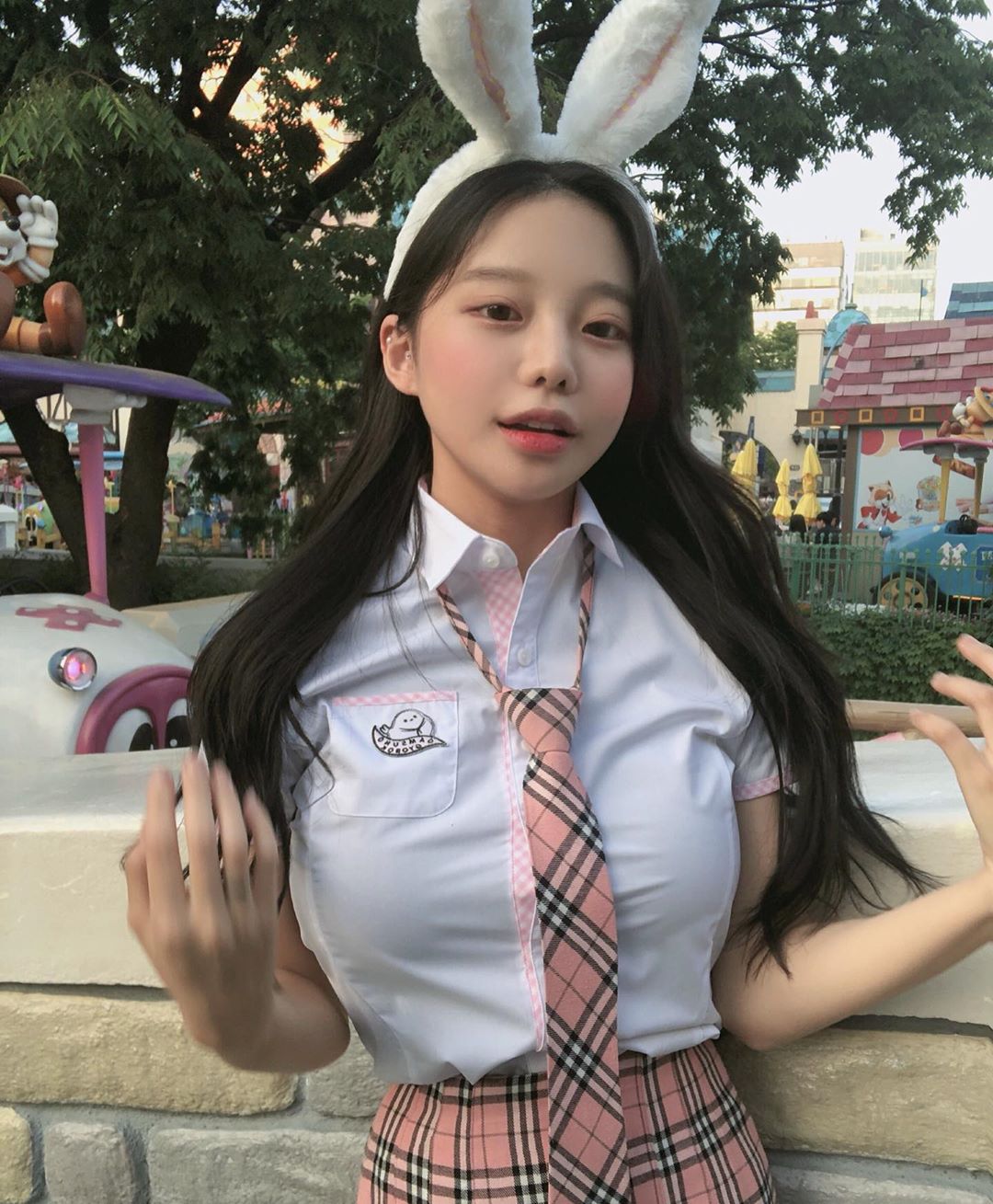韓國少女「YUNJU」有著要把扣子撐爆的氣勢　白襯衫快擋不住乳量