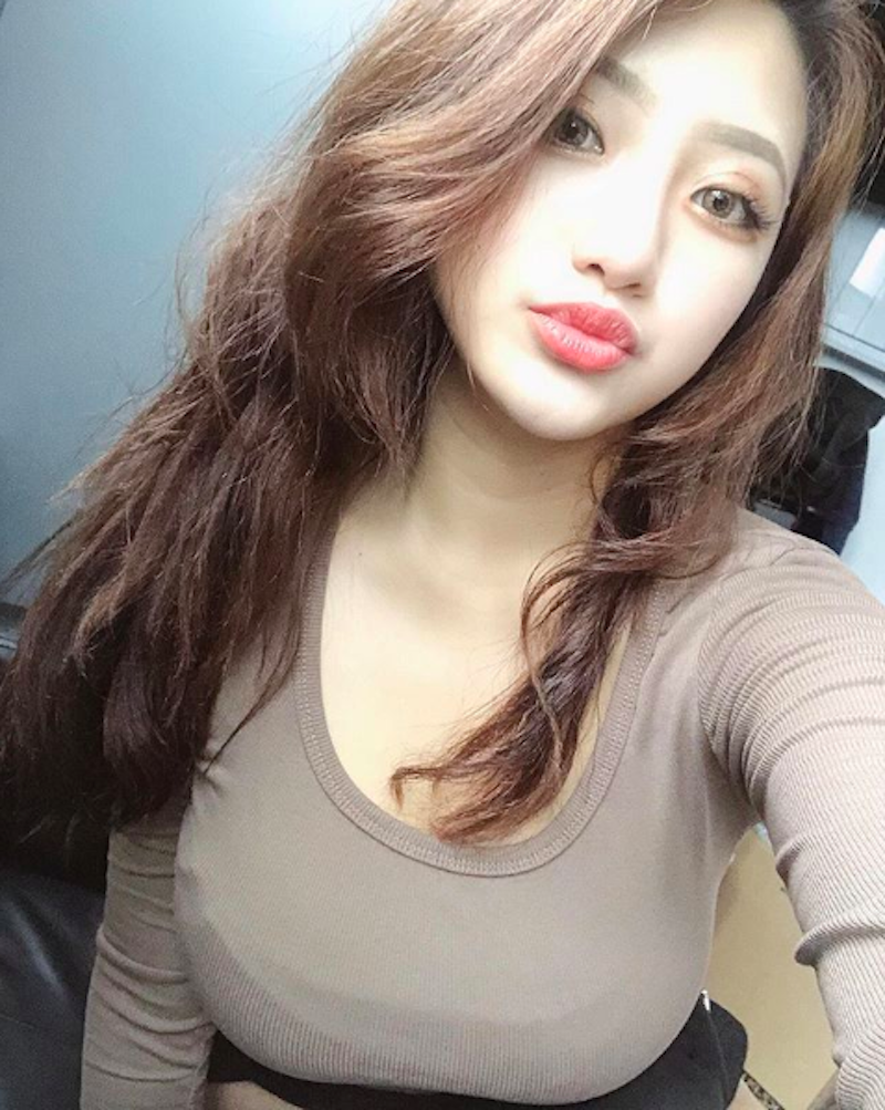 穿阿捏去健身房真的母湯！正妹「Gina」平口洋裝當運動服 超凶狠曲線直接看呆