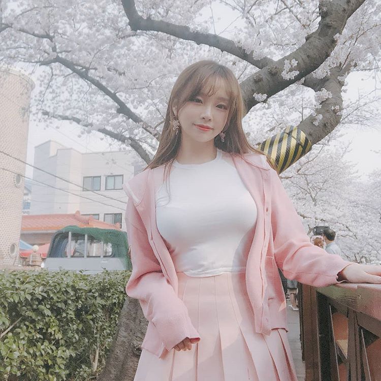韓國甜美姐姐「김아영」胸前不科學腫脹　白嫩風景總是大方分享