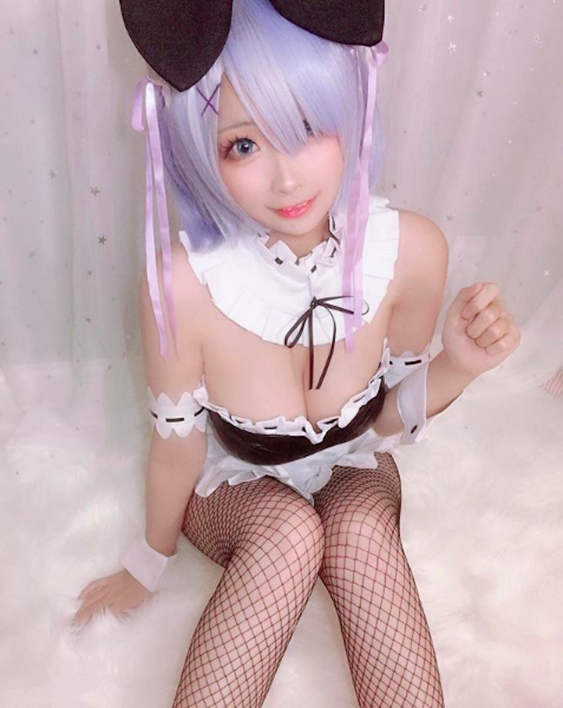 張張「爆乳」驚喜！美國華裔「巨乳coser」萬變不離其宗，每個造型都要有奶！