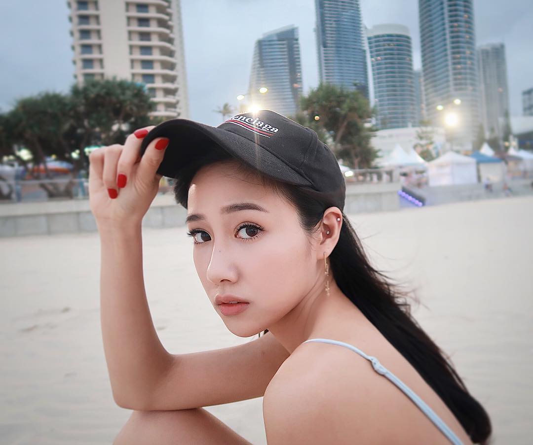 時尚網紅辣媽！「Jennifer Wang」大眼放電身材火辣，美腿將腿控的慾望拉到最高點！