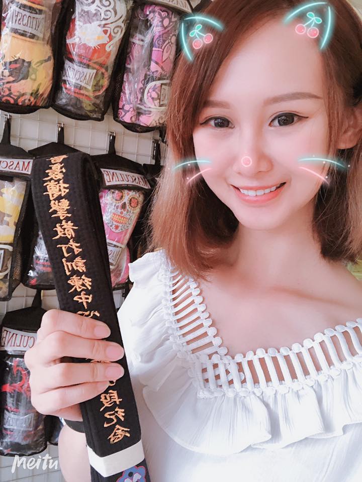 格鬥美少女很會溝！「Riva」俏麗短髮一張美臉，E cup和能力值一樣都惹不起啊！