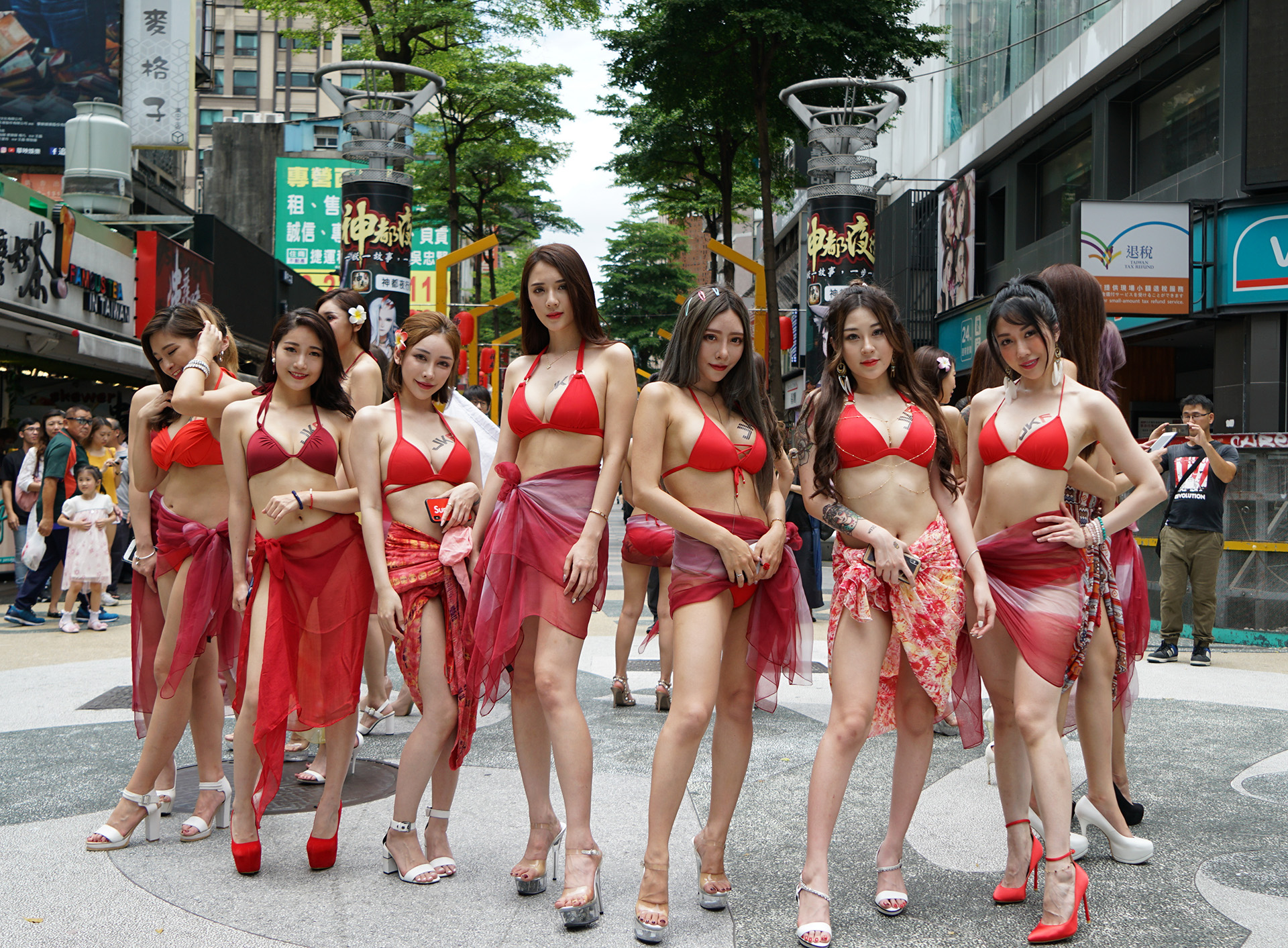 最強夏日慶典！西門町出現多位性感「JKF比基尼女郎」　火辣辣畫面讓人中暑！