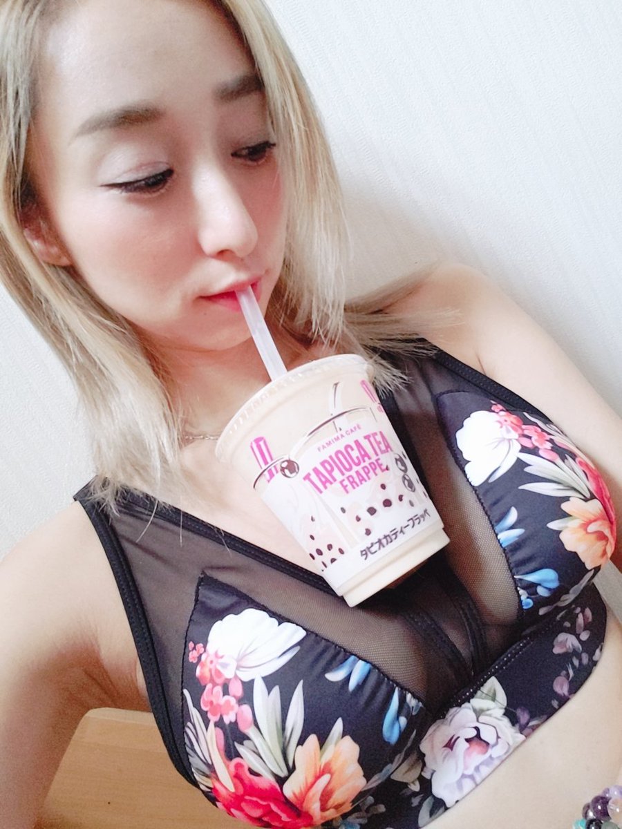 大奶妹子炫乳最新技「乳夾珍珠奶茶」人體杯架超方便　沒E罩杯別輕易嘗試