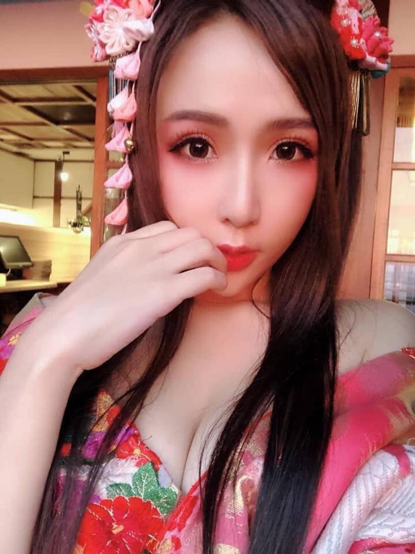 爆乳睡衣挑逗！Gilana邱默默「飽滿胸型」超養眼，萌萌臉蛋讓人失去理智！