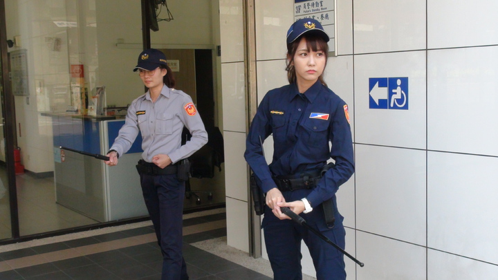 甜美女警黃衣淳神似暗黑女神「三上悠亞」　網友：願意被她逮捕上銬