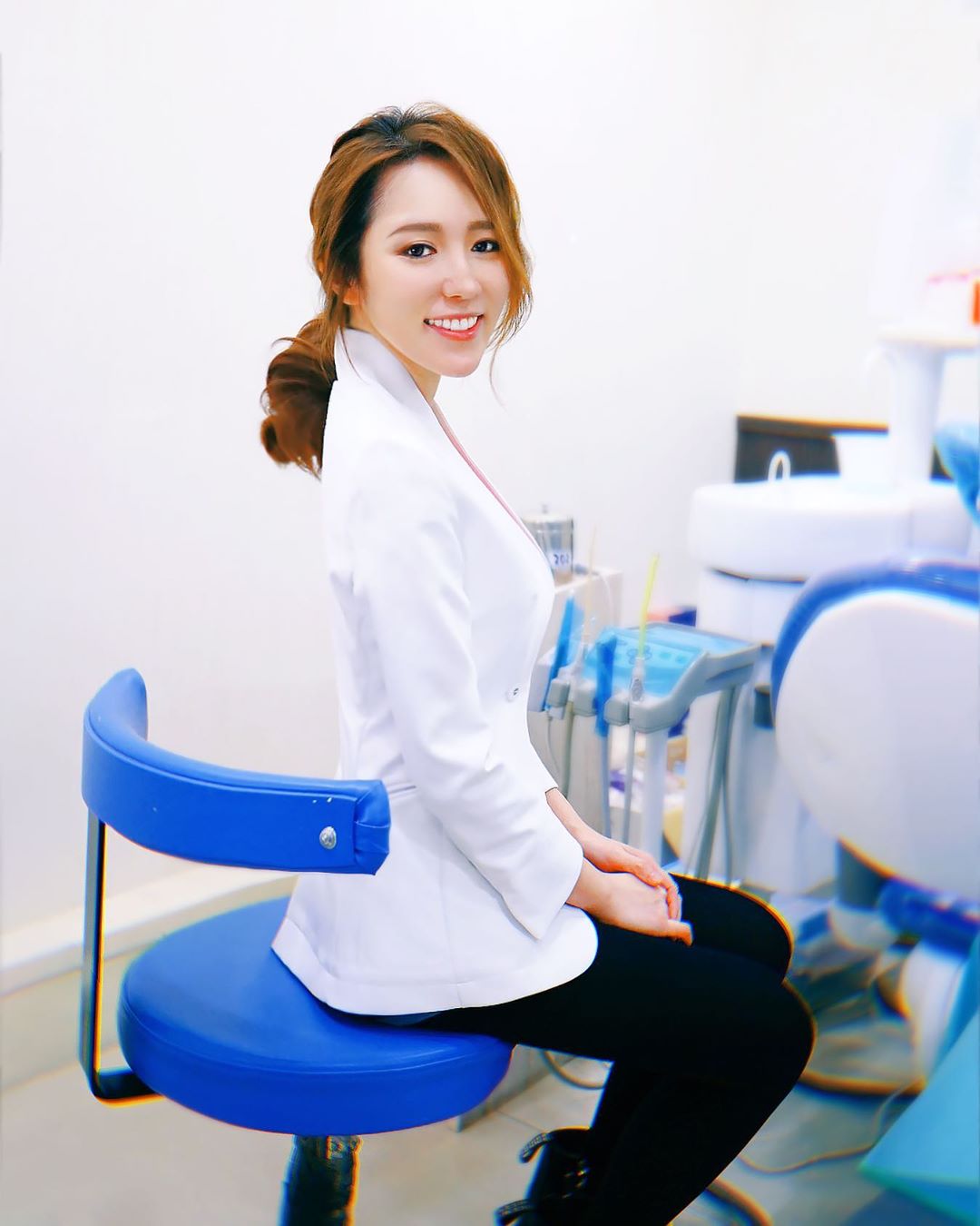 正妹牙醫師「劉芷伊 」溫柔氣質讓病患安心　白袍底下隱藏火辣曲線