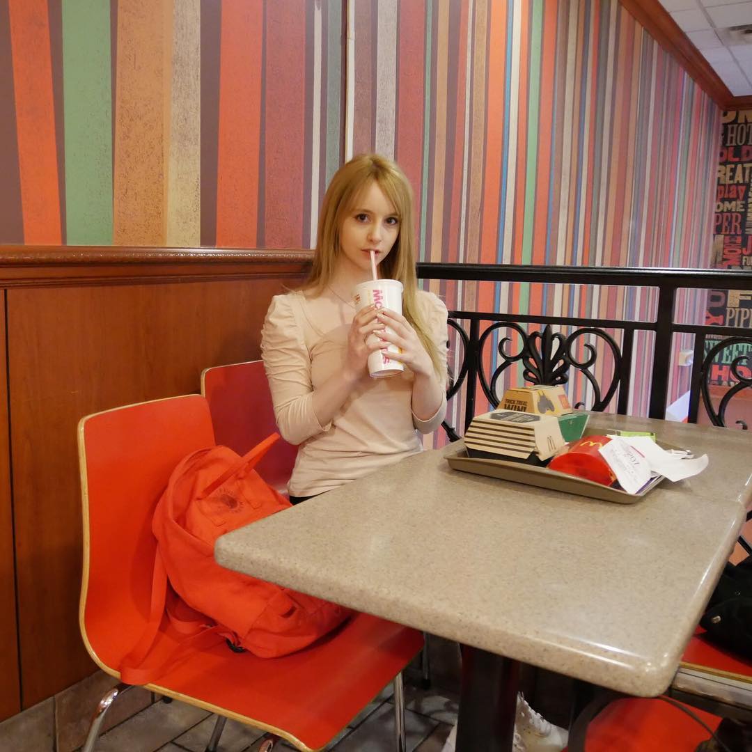 【博狗扑克】猛！烏克蘭妹拍照無尺度 咖啡廳自拍裙底小褲褲宣示「純•處女寫真」