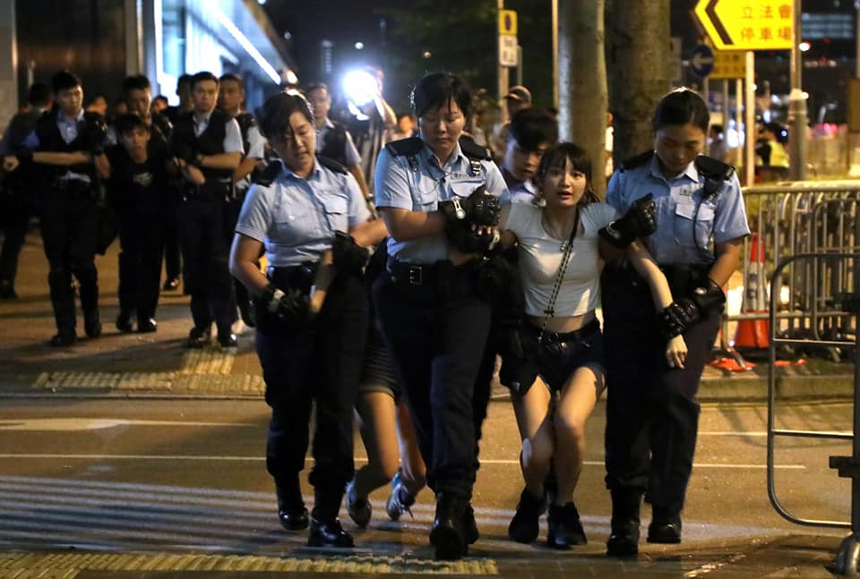 被警察架走也萌萌的！甜美港妹Ka Yau Ho走上街頭　被封「反送中女神」！