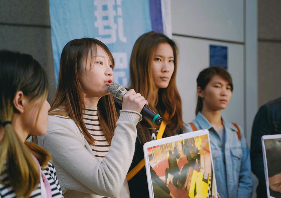 被警察架走也萌萌的！甜美港妹Ka Yau Ho走上街頭　被封「反送中女神」！
