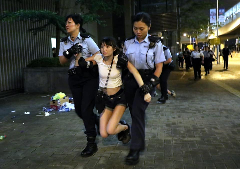 被警察架走也萌萌的！甜美港妹Ka Yau Ho走上街頭　被封「反送中女神」！