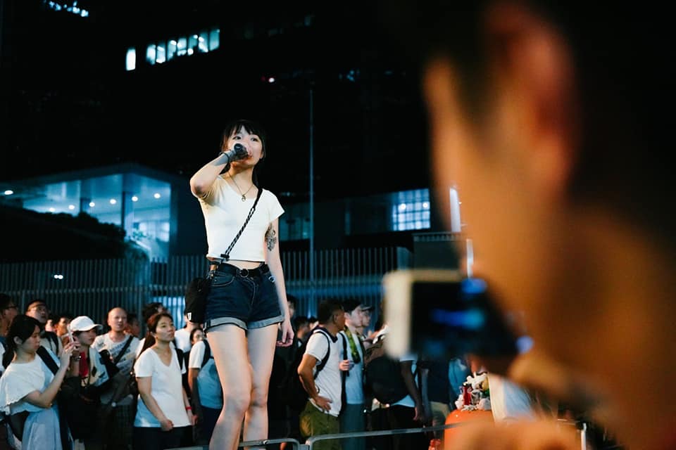 被警察架走也萌萌的！甜美港妹Ka Yau Ho走上街頭　被封「反送中女神」！
