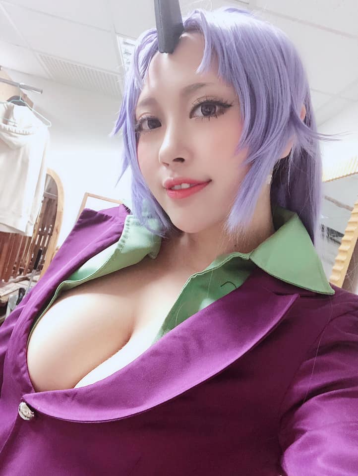 童顏巨乳Nori 何苔苔挑戰「人體珍奶杯架」　飽滿奶球穩穩夾住！