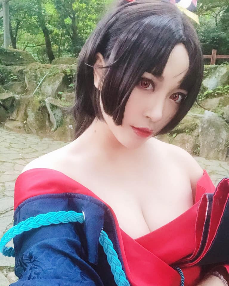 童顏巨乳Nori 何苔苔挑戰「人體珍奶杯架」　飽滿奶球穩穩夾住！