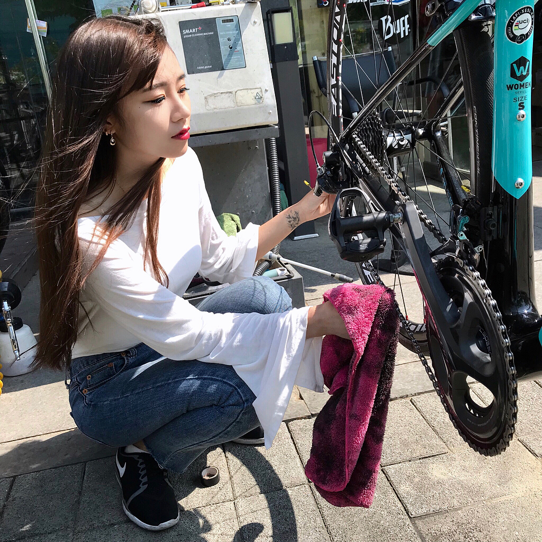 甜美單車妹「Hye Mi」貼身運動服展現姣好曲線　沒想到已經是地方媽媽！