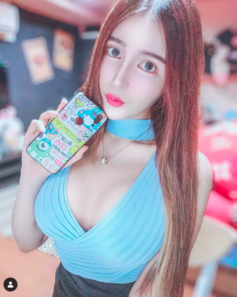 藍色小精靈晚上放福利！「雪白圓乳」讓網友想入非非，想陪她玩魔法棒～