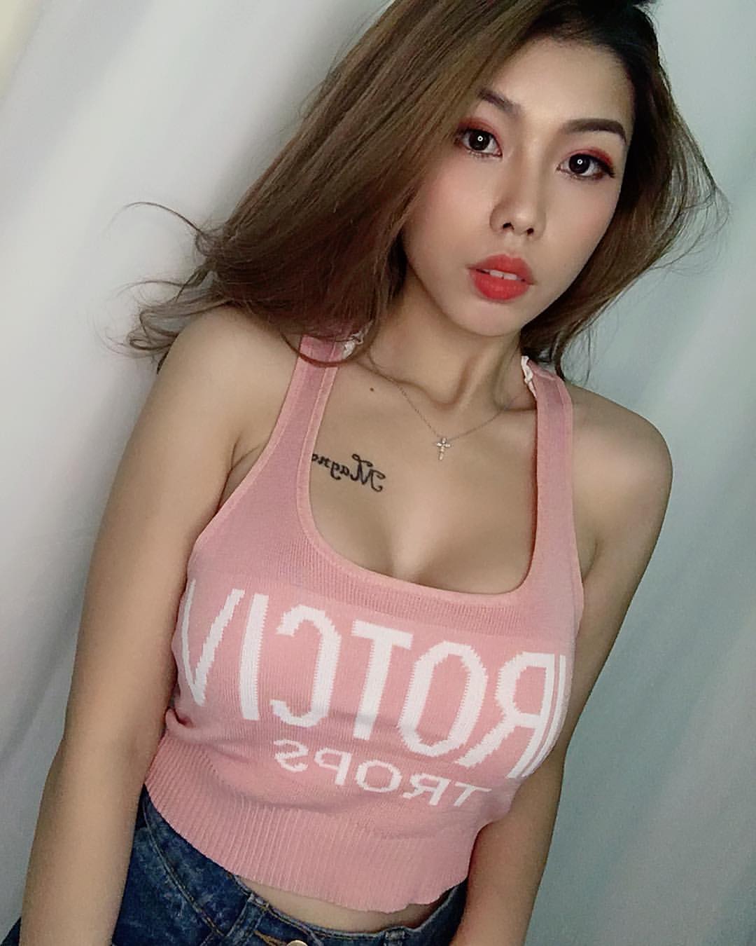 火辣闆娘張嘻嘻白嫩雪乳深藏不露 讓網友鼻血直流 - 素人正妹 -