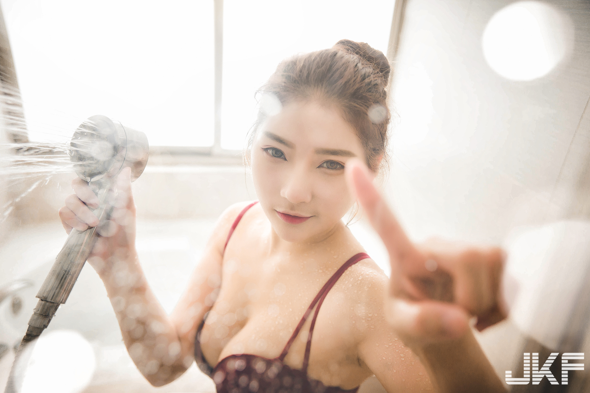 美胸 32D 的陽光美少女-「米樂兒」，淋浴下的情慾濕透！