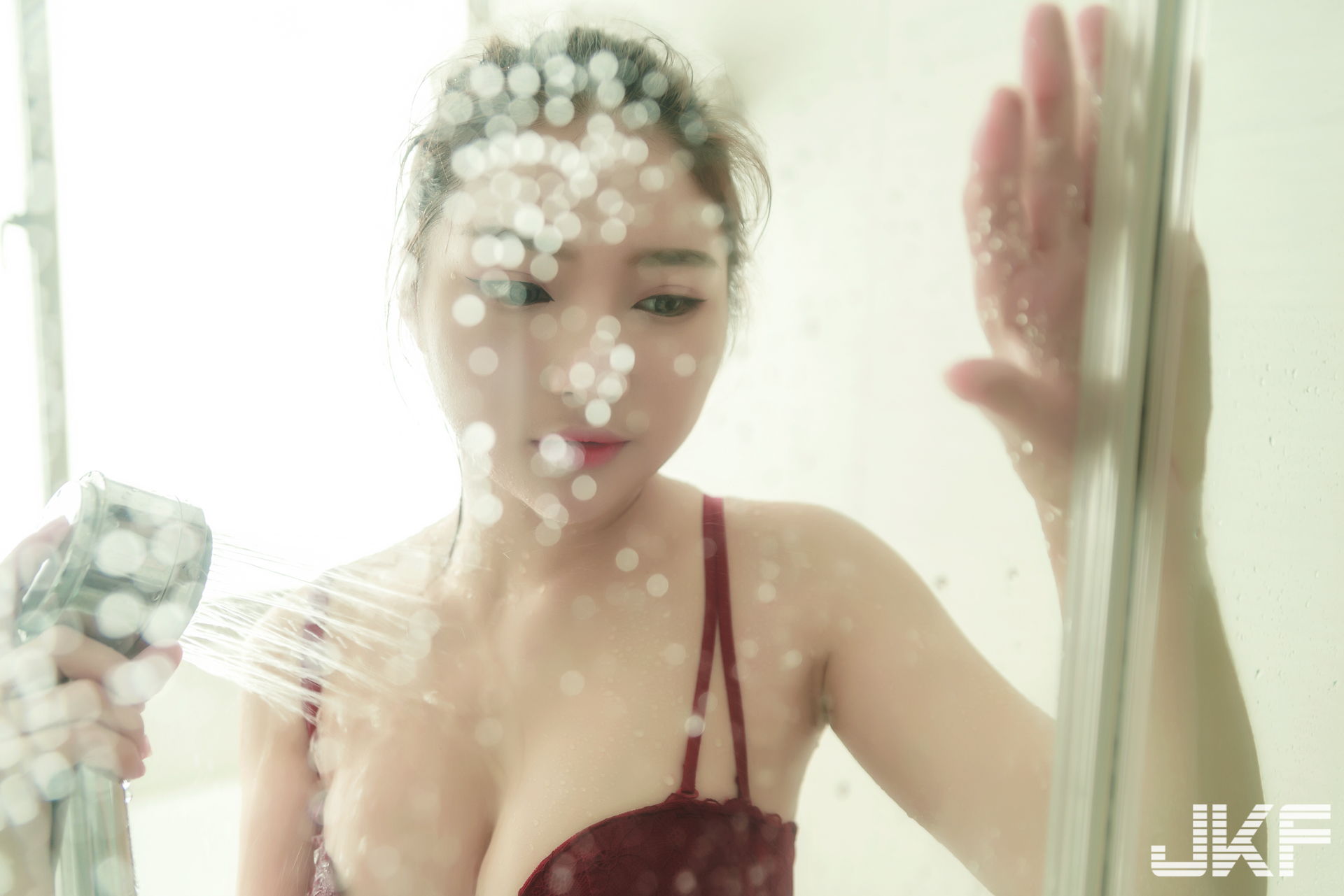 美胸32D的陽光美少女-「米樂兒」，淋浴下的情慾濕透！