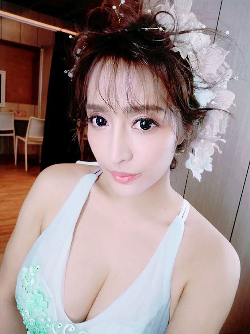 用餐遇到大奶超兇女神「蜜佧熙」，巨大車頭燈讓客人都震撼了！