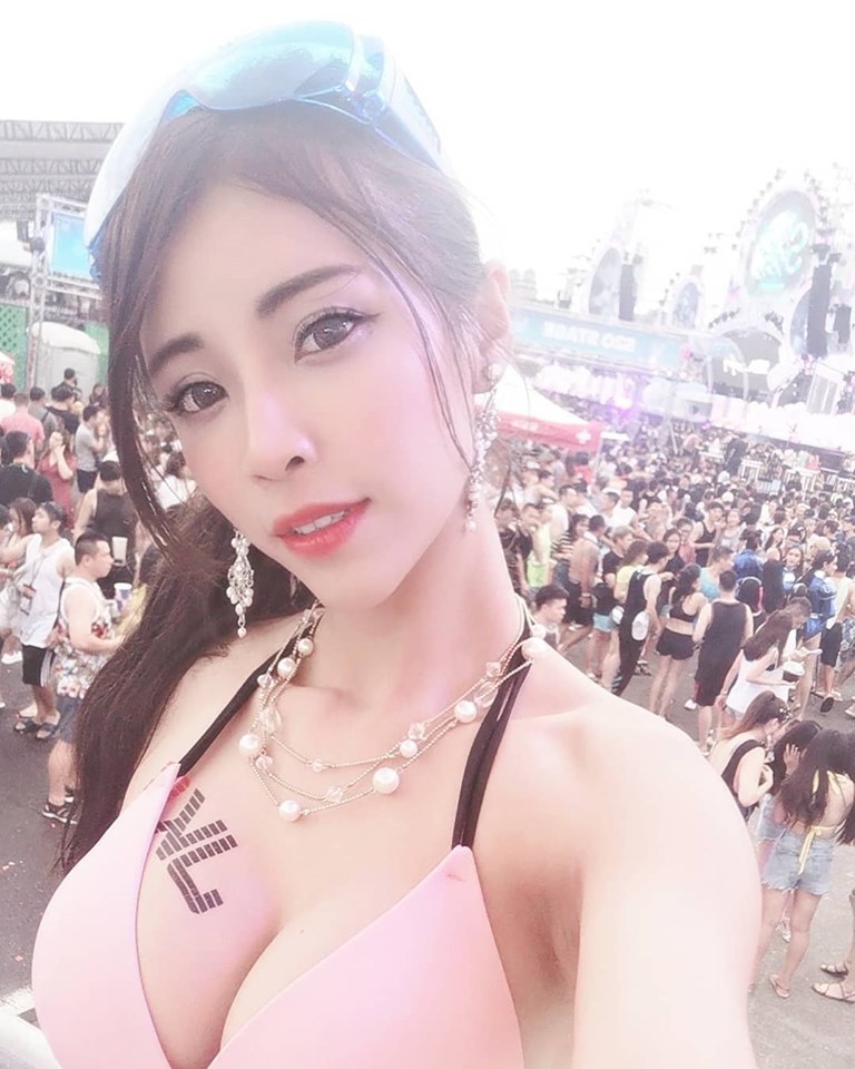 肉體開撩！性感御姐「Angel liya莉亞」白嫩雪乳超誘惑　狂噴猛射美乳逼人繳械