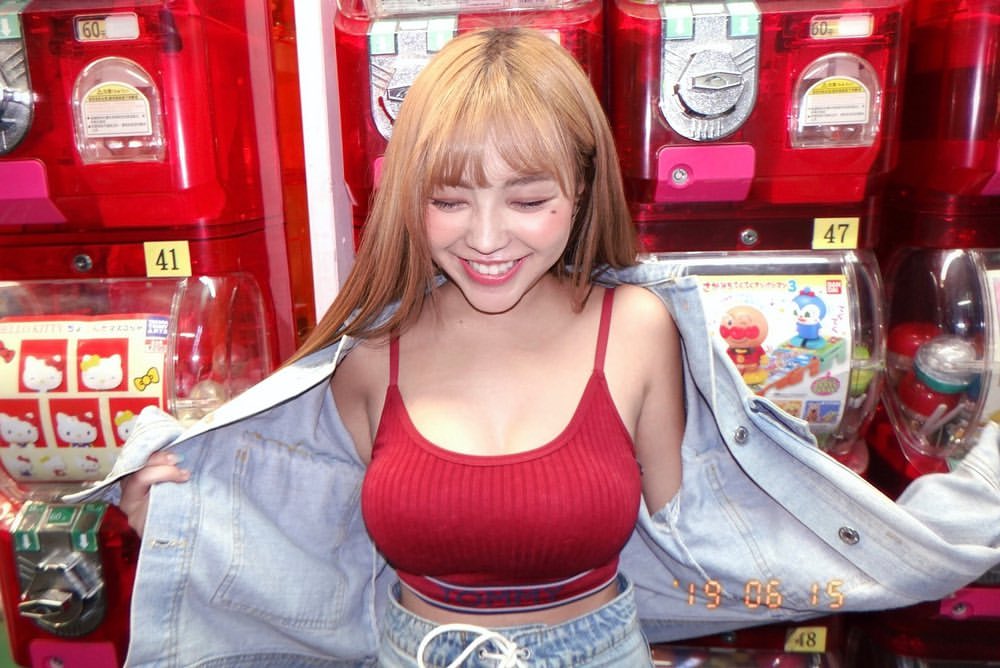 黃琳秀出雪白豪乳讓人看得目瞪口呆 - 美女圖 -