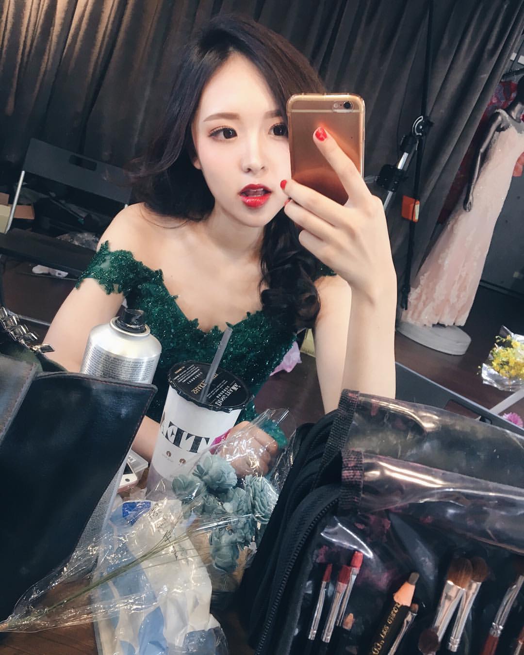 清純學生妹李優白皙美乳散發著青春的韻味 - 美女圖 -