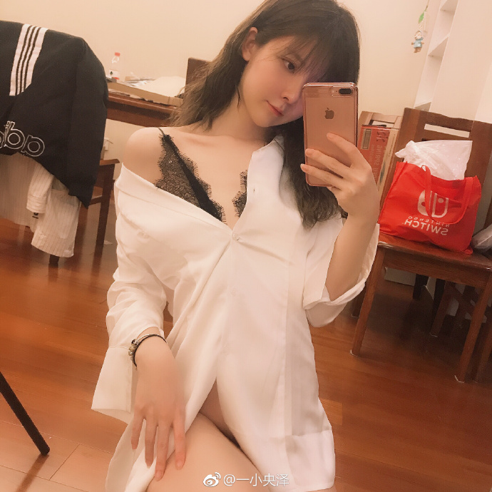 家養小貓女不愛穿衣服！「嫩乳雪肌」隨便一個角度都讓人想撲倒！