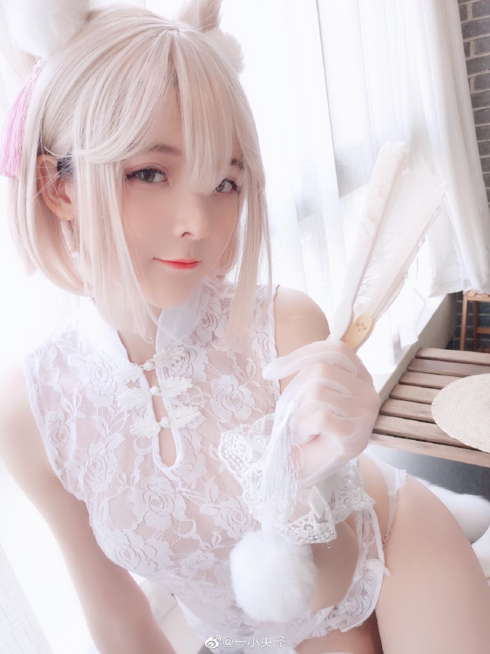 家養小貓女不愛穿衣服！「嫩乳雪肌」隨便一個角度都讓人想撲倒！