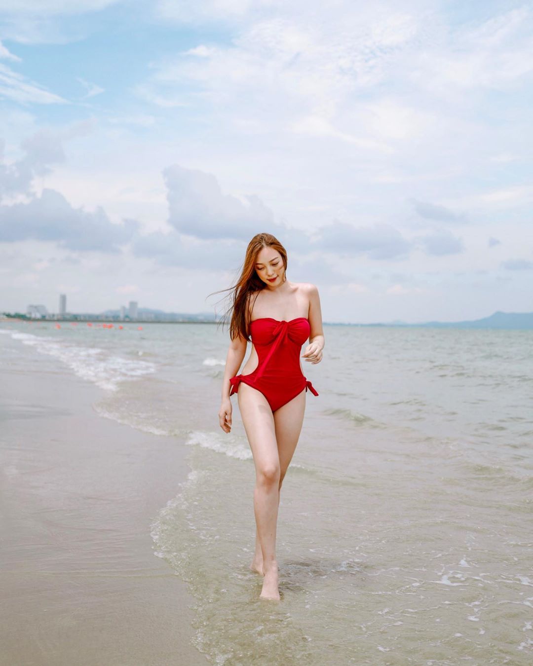 狂曬白嫩大奶 清純火辣泰國妹讓網友暴動 - 亞洲美女 -