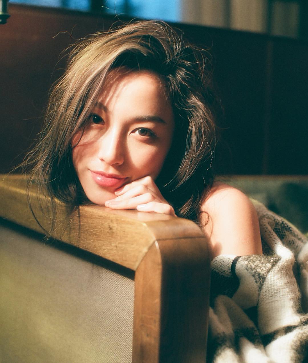 音樂才女Eileen神情迷濛模樣把你迷的神魂顛倒 - 美女圖 -