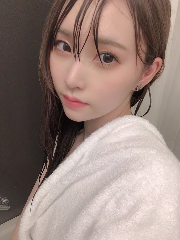 日本甜美網紅飯店房間角色扮演　疑似「保險套包裝」引起網友熱議！