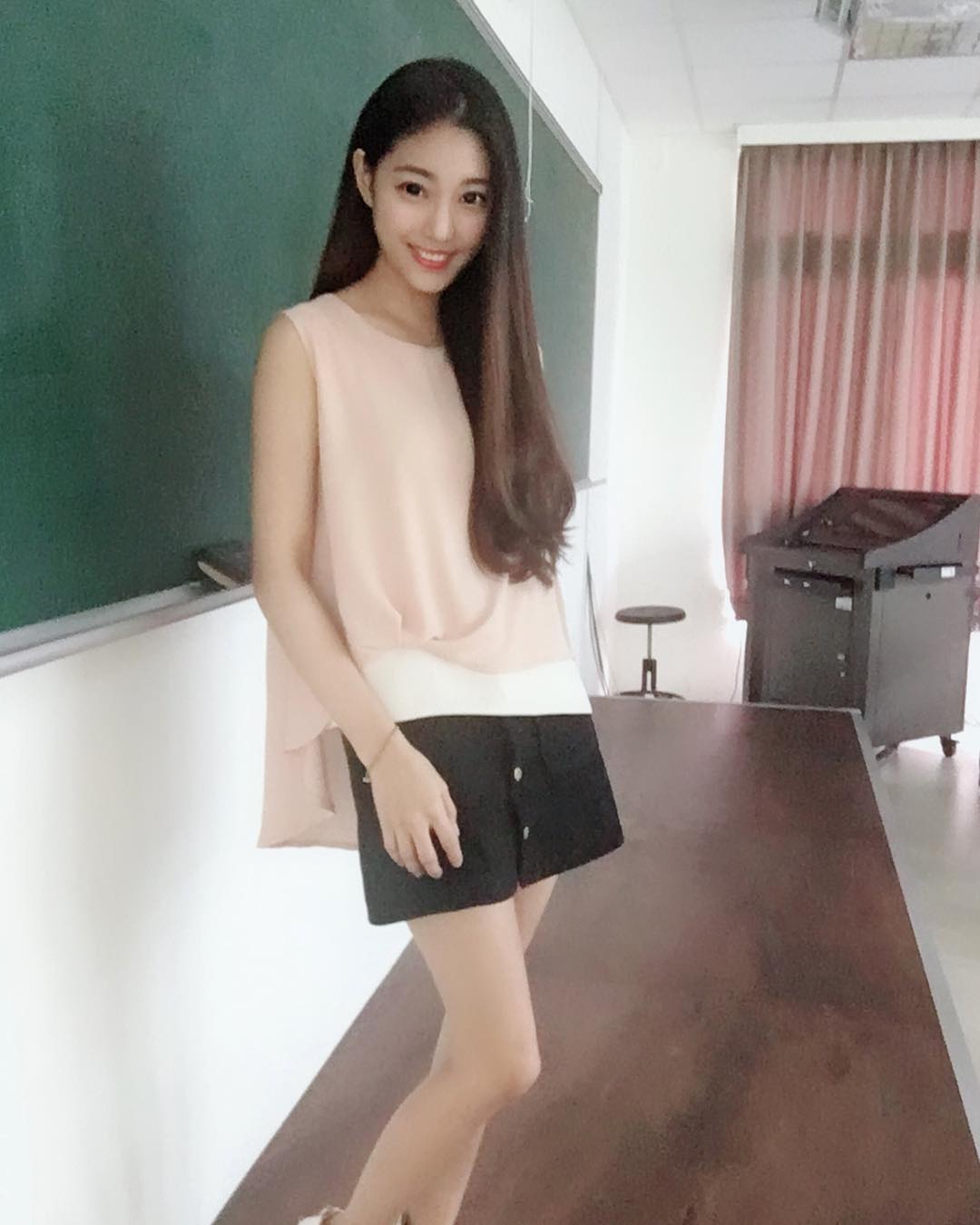 台灣最美女老師！「鄭小奈」教課大秀纖長又白嫩的辣腿，同學們超哈選課搶翻天！