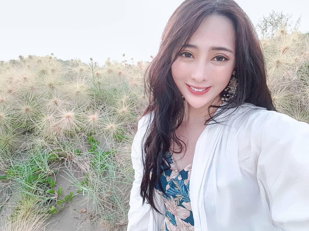 小護士黃靜挑逗姿態畫面讓你震撼連連 - 美女圖 -