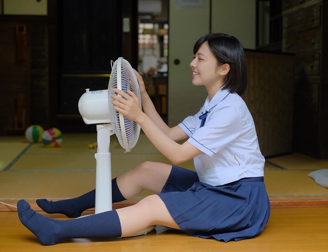 短髮控要瘋了！清新鄰家女孩「南 なこ」制服喝水照超萌　透明感突破天際啊