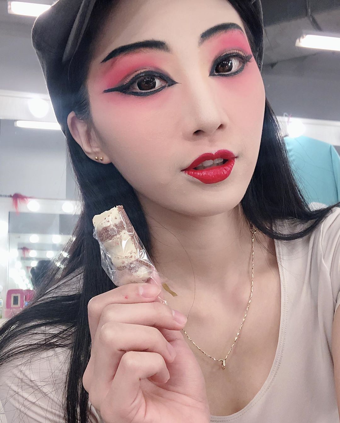 美女藏在細節裡！「波波Boo」京劇表演專業精彩，卸了妝真是驚豔百分百的美女光！